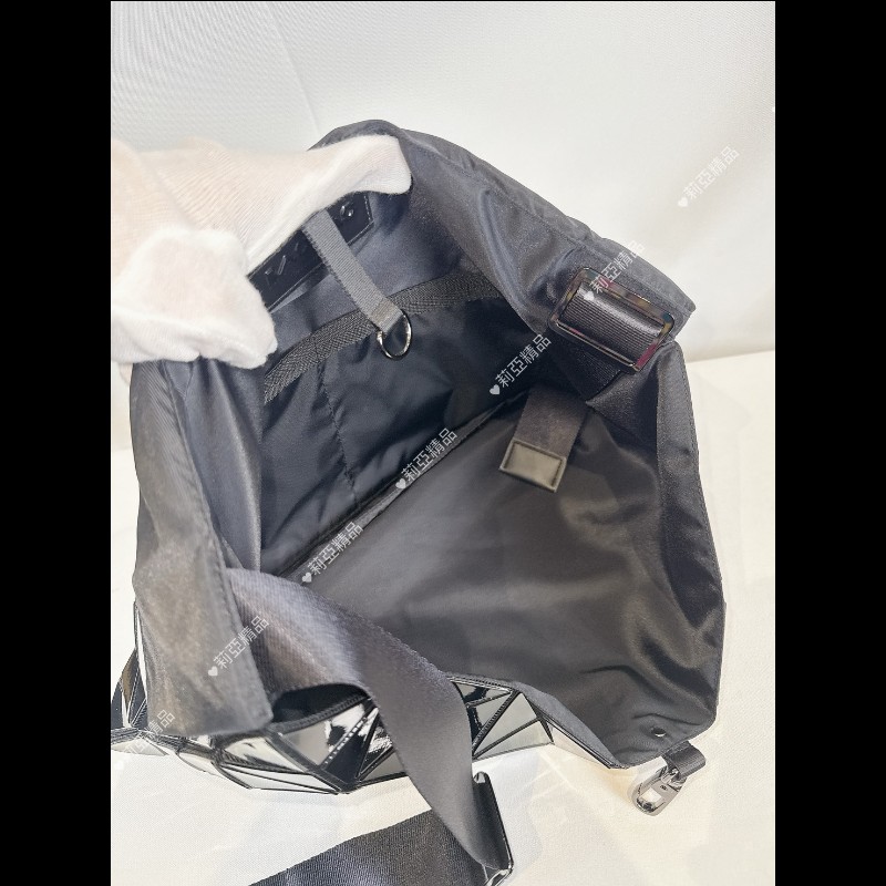 莉亞精品♡三宅一生 黑色亮面郵差包 近新美品-17