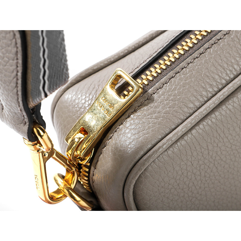 PRADA Vitello Phoenix 女士斜背包-12