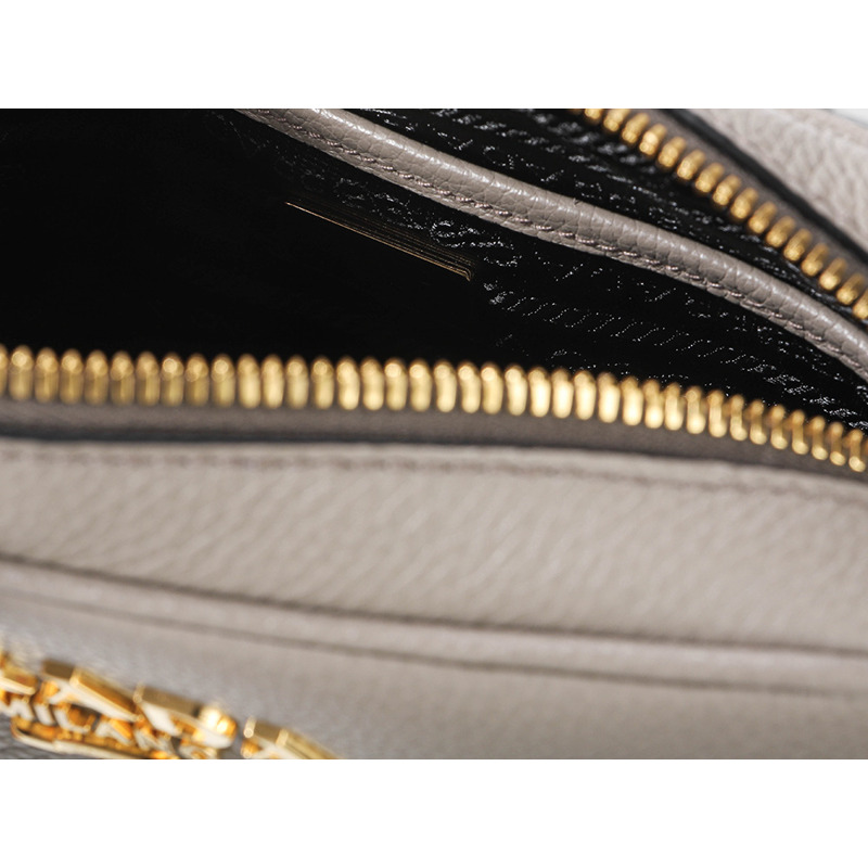 PRADA Vitello Phoenix 女士斜背包-16