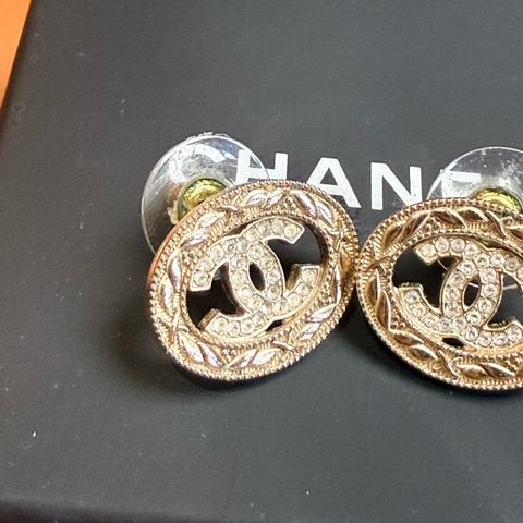 Chanel 耳環：橢圓經典經營雙色都好搭配的小飾品