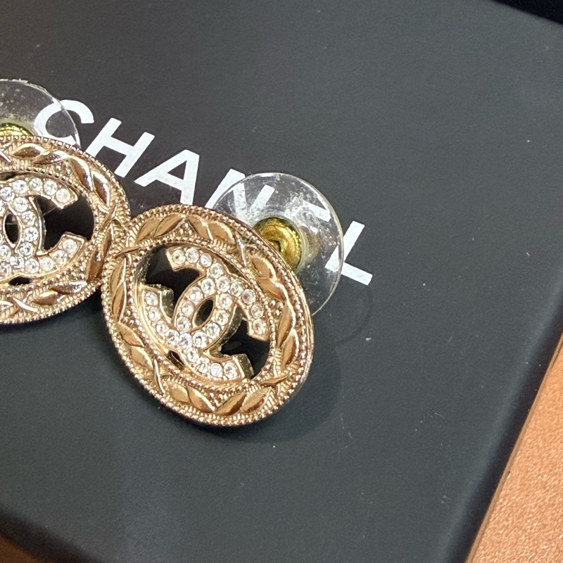 Chanel 耳環：橢圓經典經營雙色都好搭配的小飾品-1