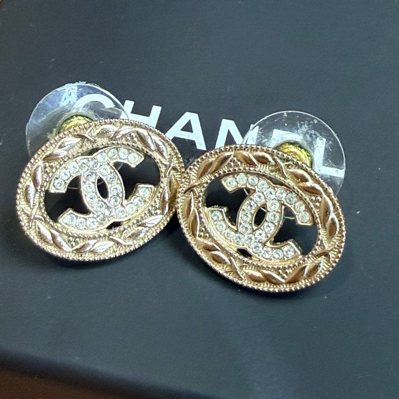 Chanel 耳環：橢圓經典經營雙色都好搭配的小飾品-2
