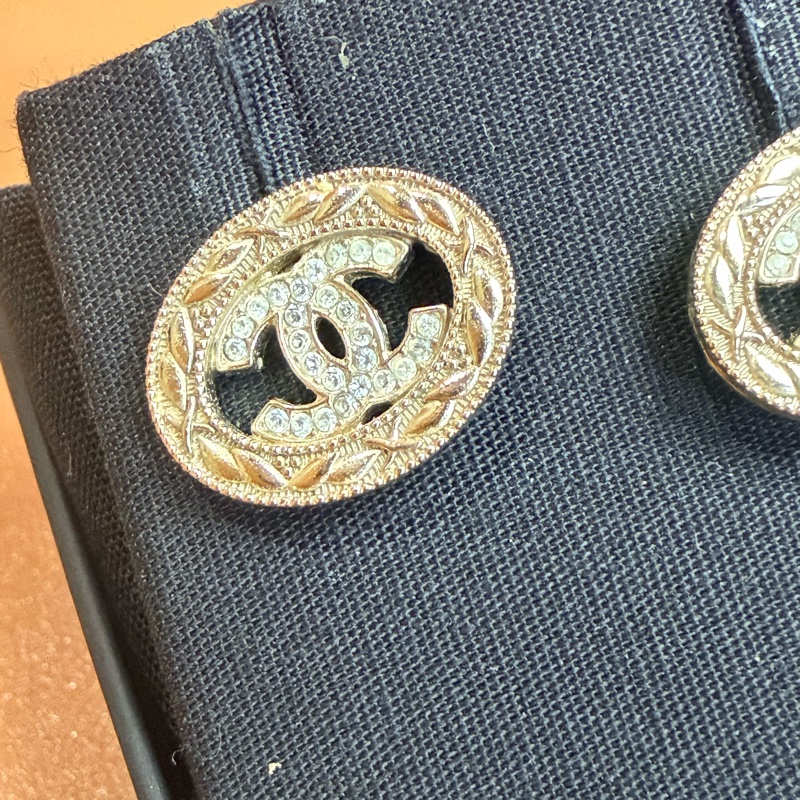 Chanel 耳環：橢圓經典經營雙色都好搭配的小飾品-3