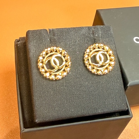 Chanel 耳環：細節可愛到瘋掉的愛心圍繞香奈兒Logo金色耳環