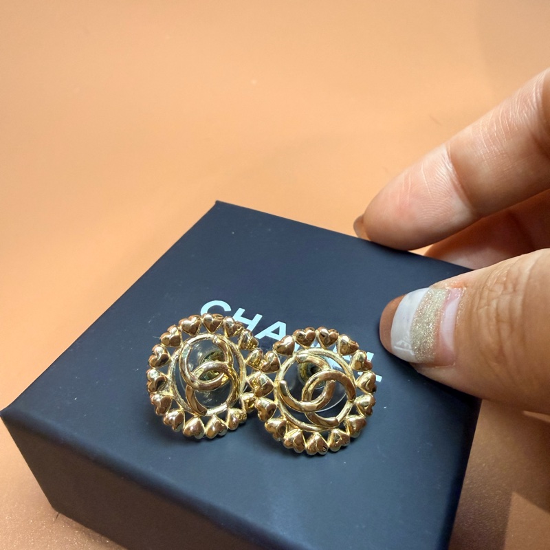 Chanel 耳環:細節可愛到瘋掉的愛心圍繞香奈兒Logo金色耳環-1