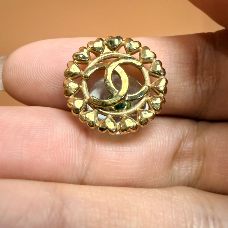 Chanel 耳環:細節可愛到瘋掉的愛心圍繞香奈兒Logo金色耳環-2