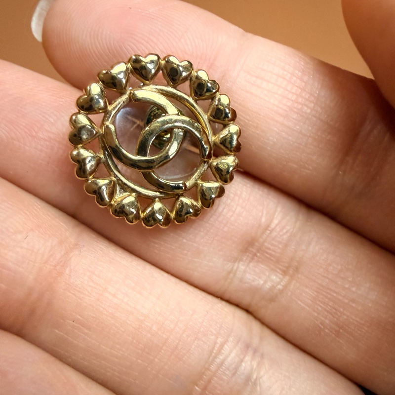 Chanel 耳環:細節可愛到瘋掉的愛心圍繞香奈兒Logo金色耳環-4