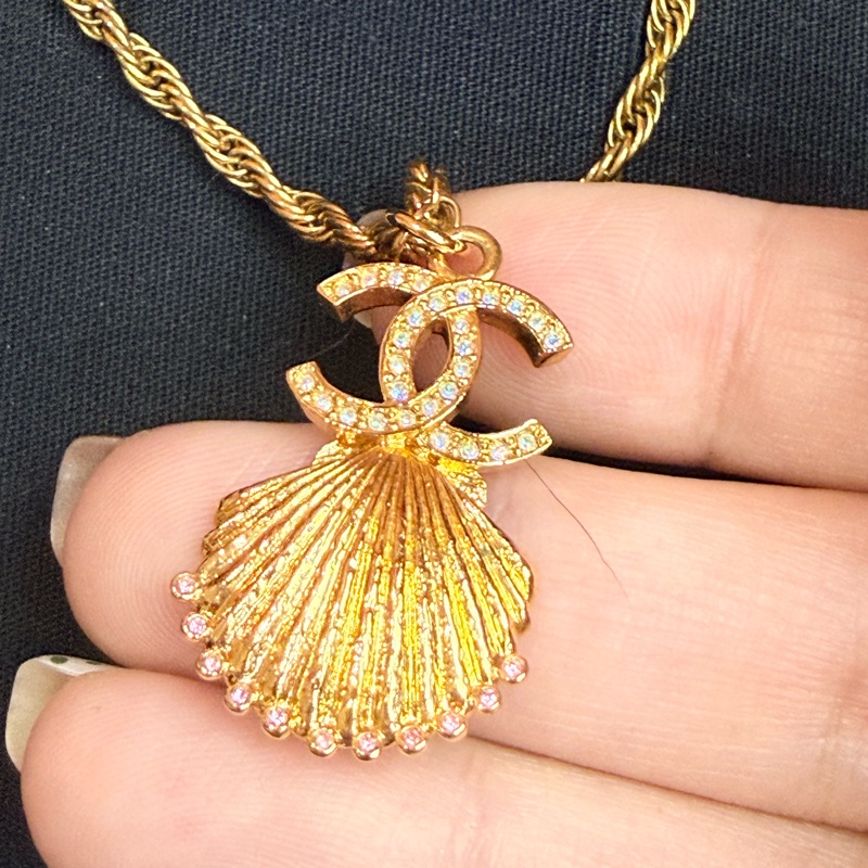 Chanel 長項鍊：重工的各種小鑽鑽貝殼加香奈兒Logo金色長項鍊-0