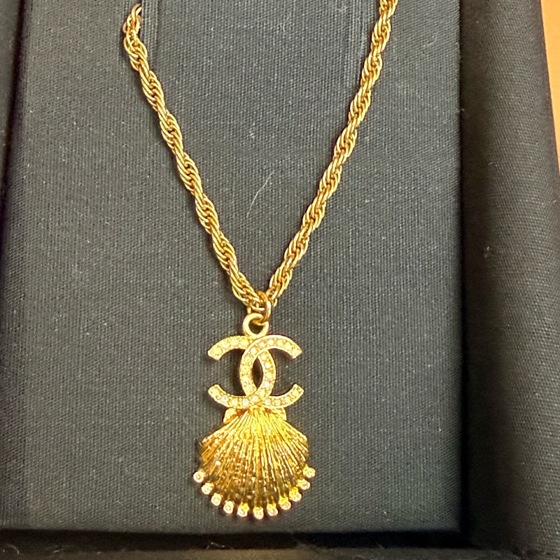 Chanel 長項鍊：重工的各種小鑽鑽貝殼加香奈兒Logo金色長項鍊-2