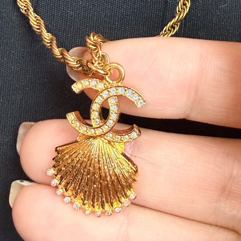 Chanel 長項鍊：重工的各種小鑽鑽貝殼加香奈兒Logo金色長項鍊-4