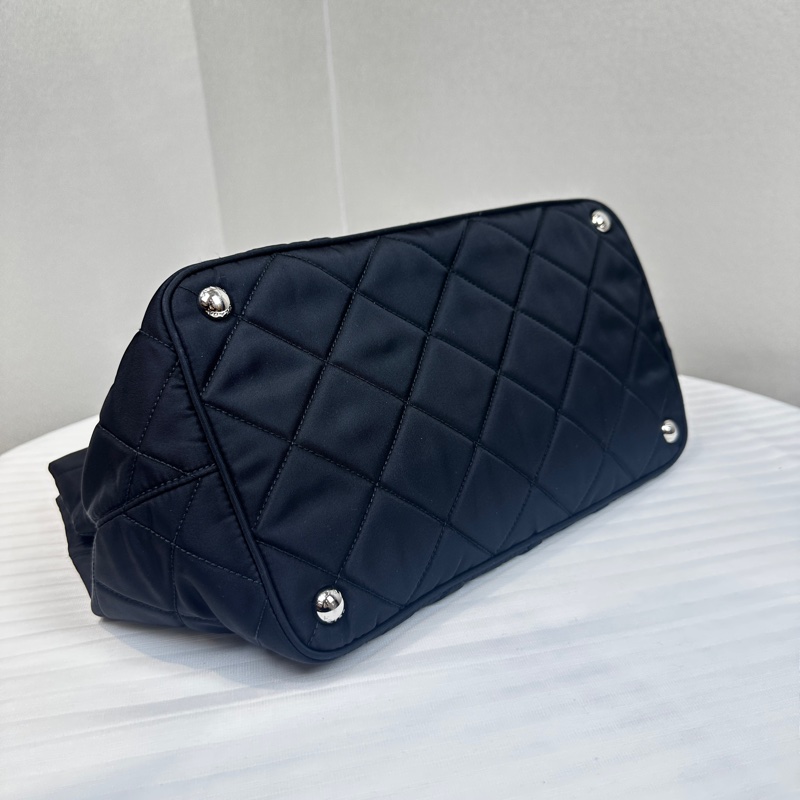 普拉達/Prada Quilted Tote Bag 銀扣黑色尼龍單肩托特包 29x17x22cm-11