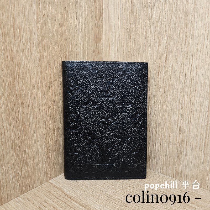 [出國必備❣️護照的家] LV黑牛皮壓紋對開護照套-0