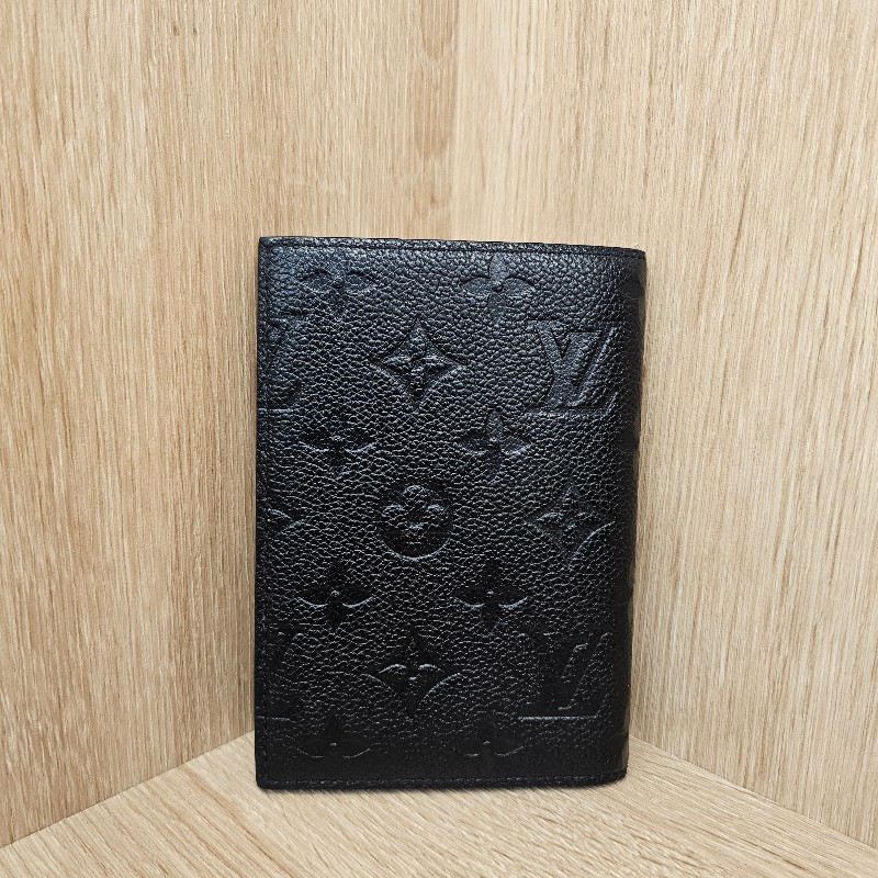 [出國必備❣️護照的家] LV黑牛皮壓紋對開護照套-1