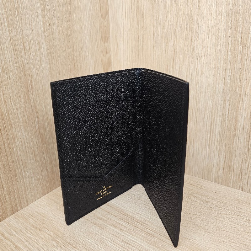 [出國必備❣️護照的家] LV黑牛皮壓紋對開護照套-2