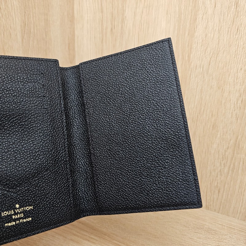 [出國必備❣️護照的家] LV黑牛皮壓紋對開護照套-6