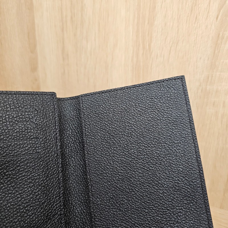 [出國必備❣️護照的家] LV黑牛皮壓紋對開護照套-7