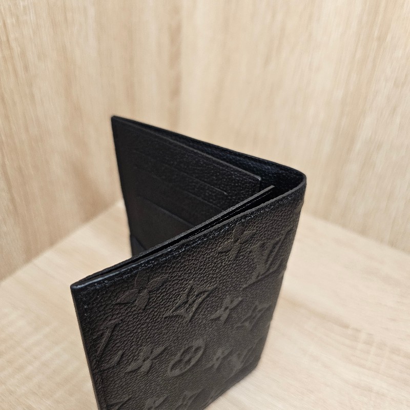 [出國必備❣️護照的家] LV黑牛皮壓紋對開護照套-9