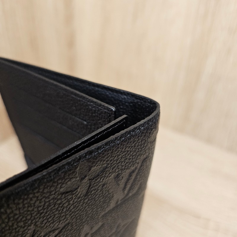 [出國必備❣️護照的家] LV黑牛皮壓紋對開護照套-10