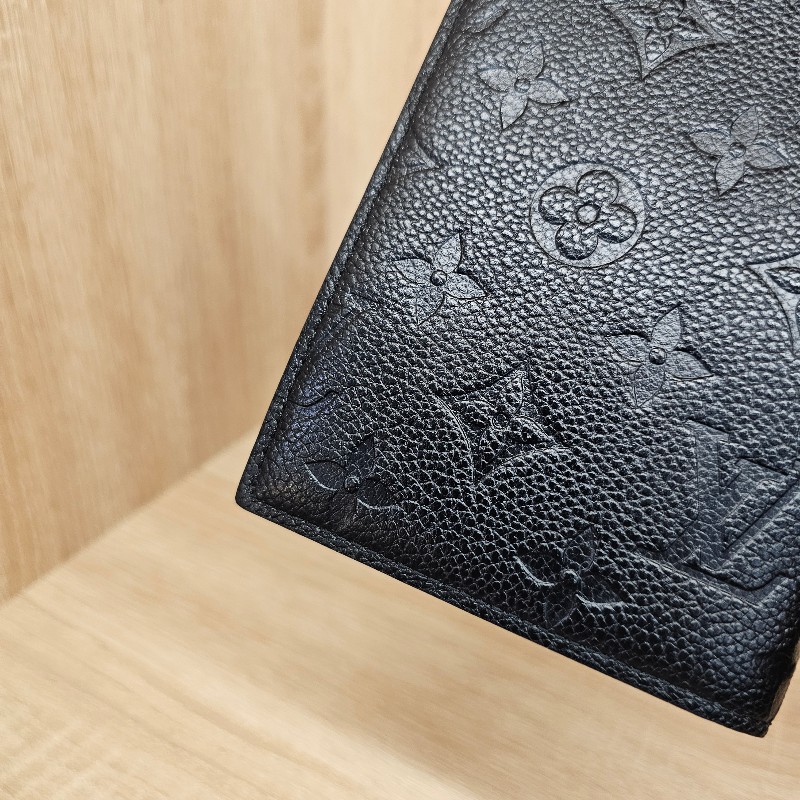 [出國必備❣️護照的家] LV黑牛皮壓紋對開護照套-11