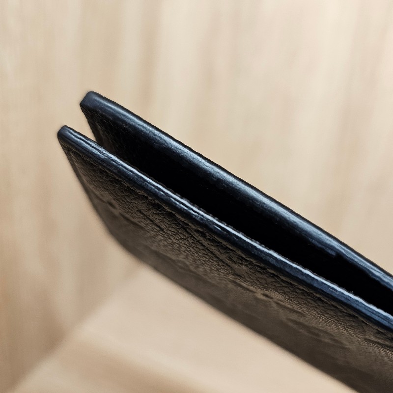 [出國必備❣️護照的家] LV黑牛皮壓紋對開護照套-14