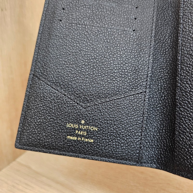 [出國必備❣️護照的家] LV黑牛皮壓紋對開護照套-15