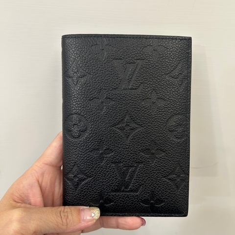 Lv 黑壓紋對開護照套M63914