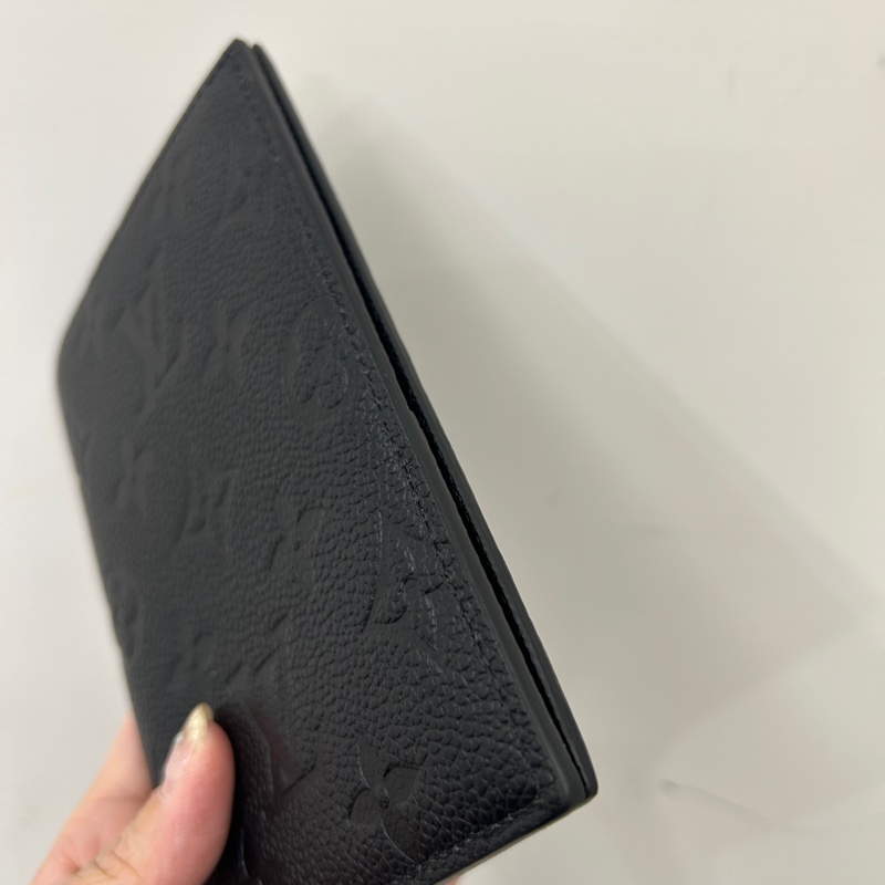 Lv 黑壓紋對開護照套M63914-1