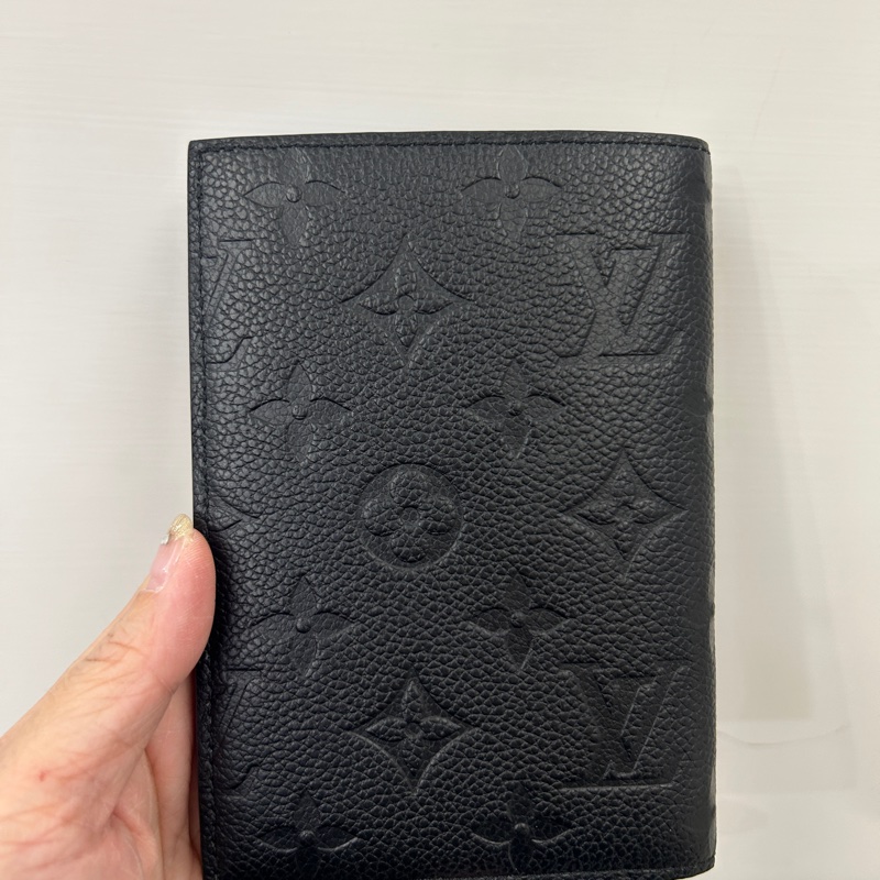 Lv 黑壓紋對開護照套M63914-2