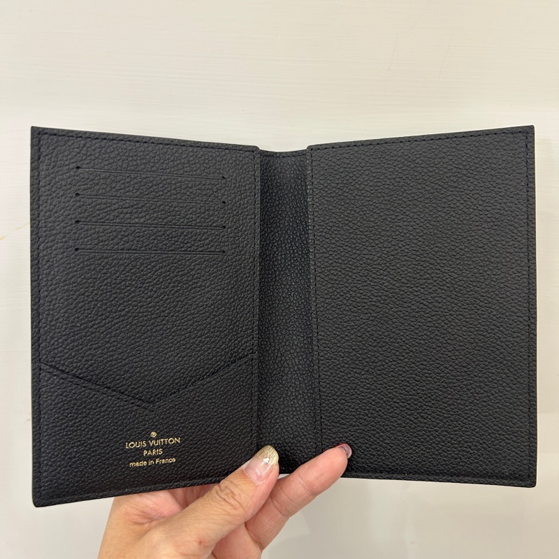 Lv 黑壓紋對開護照套M63914-3