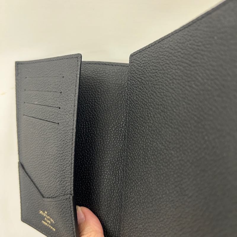 Lv 黑壓紋對開護照套M63914-6