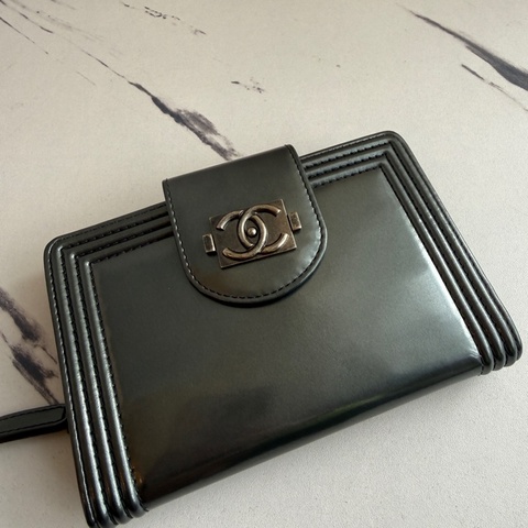 Chanel中夾灰色漆皮