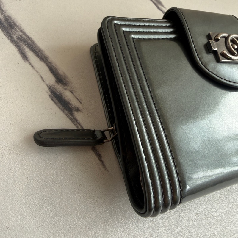 Chanel中夾灰色漆皮-1