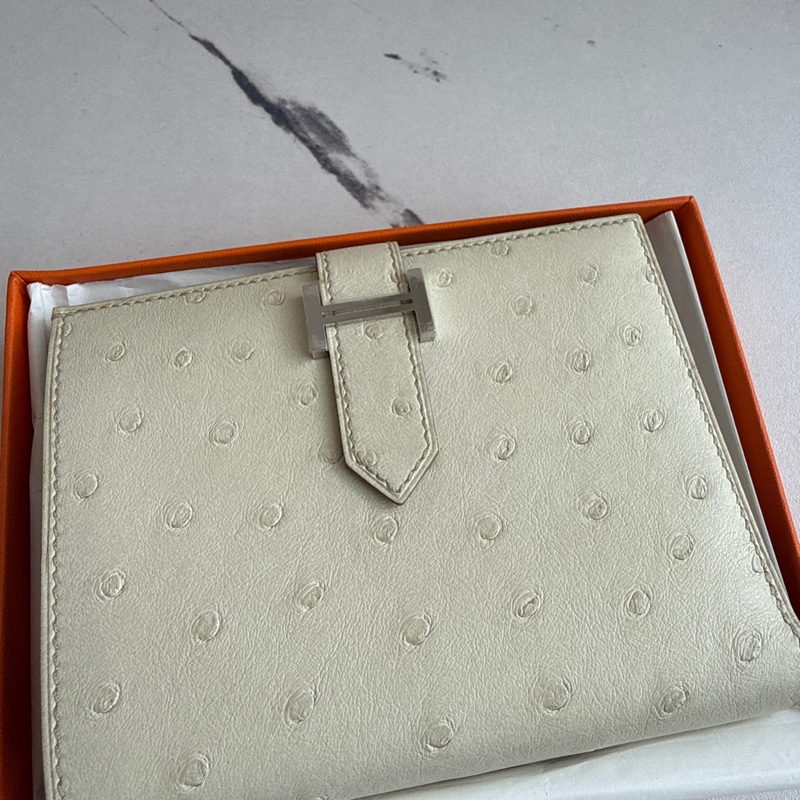 Hermes 鴕鳥米白色h銀扣短夾-1