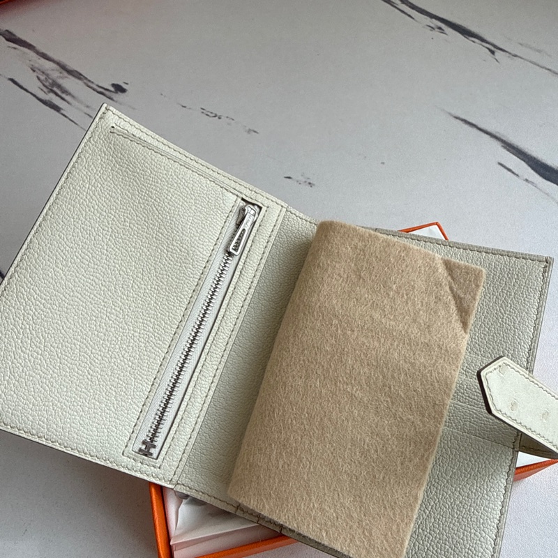 Hermes 鴕鳥米白色h銀扣短夾-13