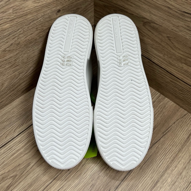 閒置新Prada 普拉達 黑尾三角標厚底小白鞋 36.5碼//無配件-4