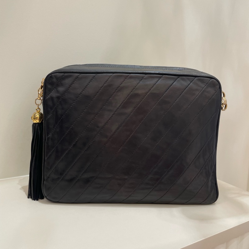 Chanel Vintage 經典黑羊皮雕花鏈金球流蘇相機包-1