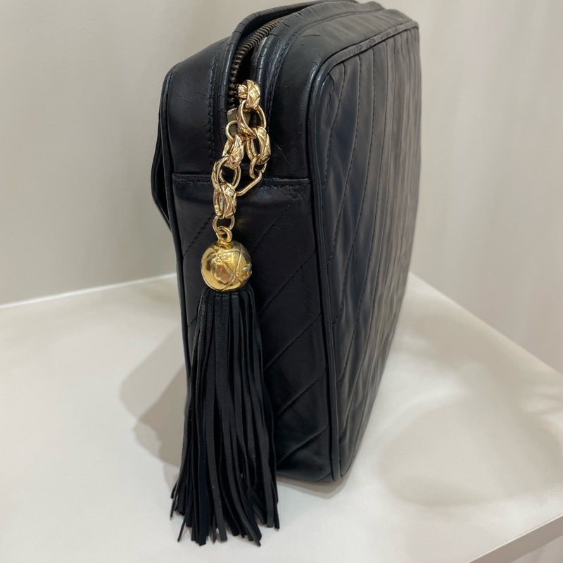 Chanel Vintage 經典黑羊皮雕花鏈金球流蘇相機包-2