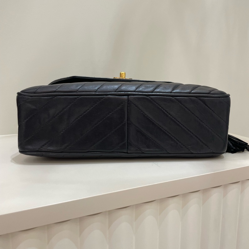 Chanel Vintage 經典黑羊皮雕花鏈金球流蘇相機包-3