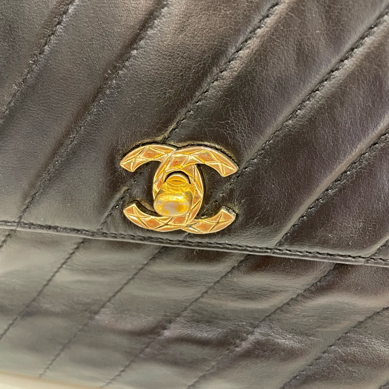 Chanel Vintage 經典黑羊皮雕花鏈金球流蘇相機包-4