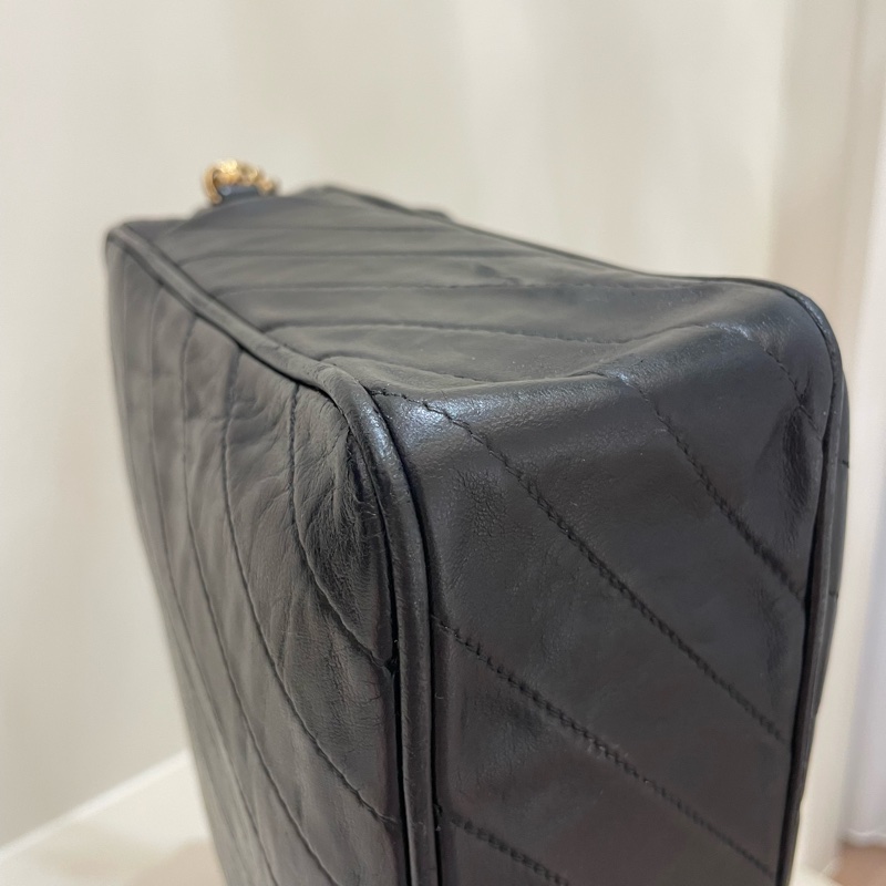 Chanel Vintage 經典黑羊皮雕花鏈金球流蘇相機包-5