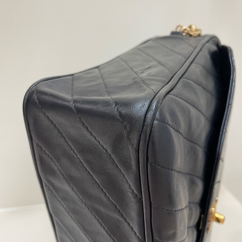 Chanel Vintage 經典黑羊皮雕花鏈金球流蘇相機包-6