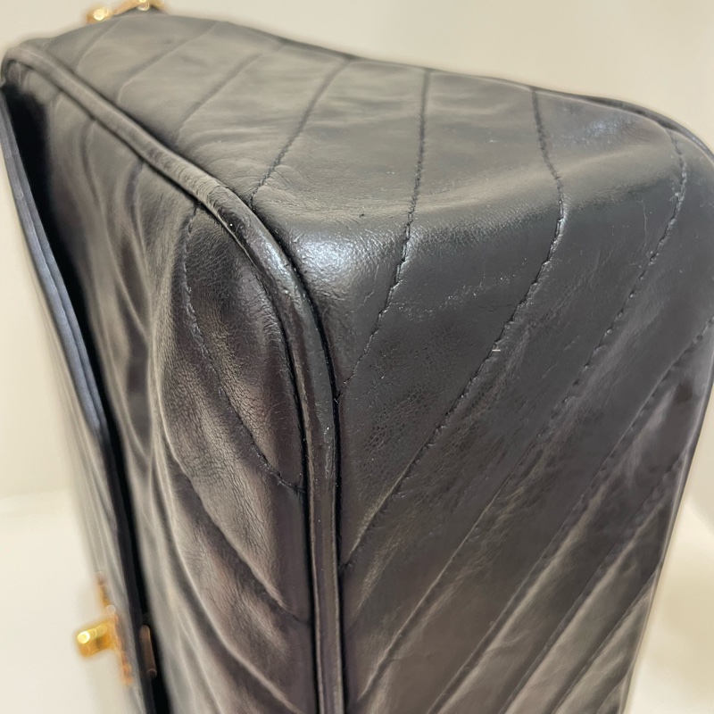 Chanel Vintage 經典黑羊皮雕花鏈金球流蘇相機包-7