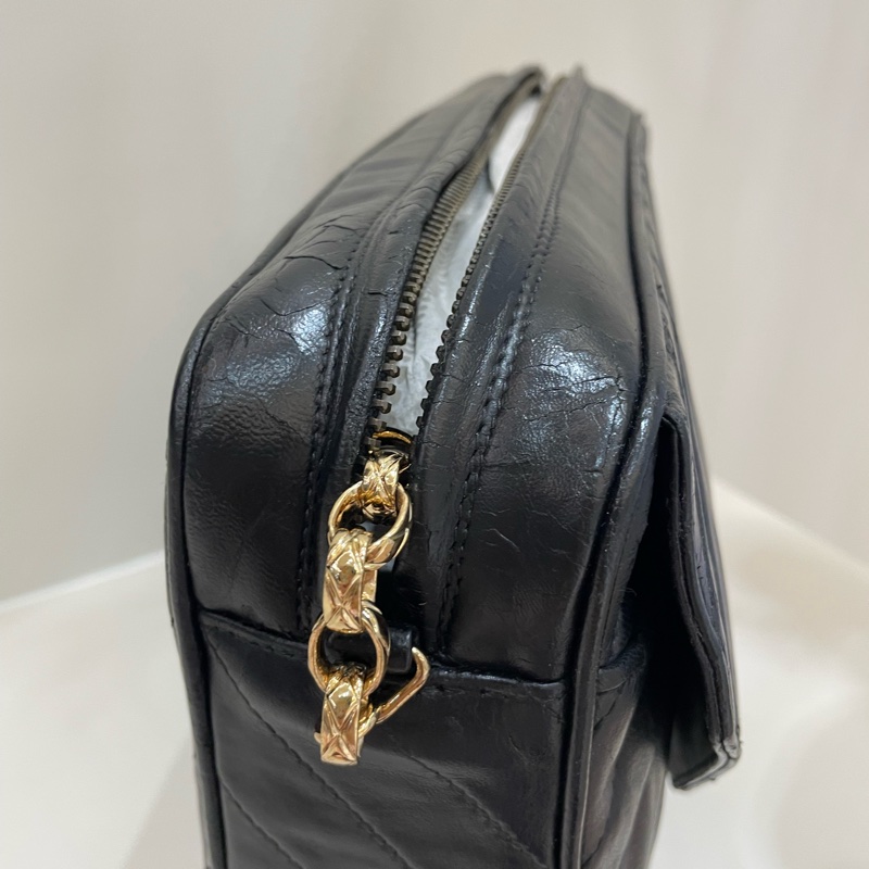 Chanel Vintage 經典黑羊皮雕花鏈金球流蘇相機包-9