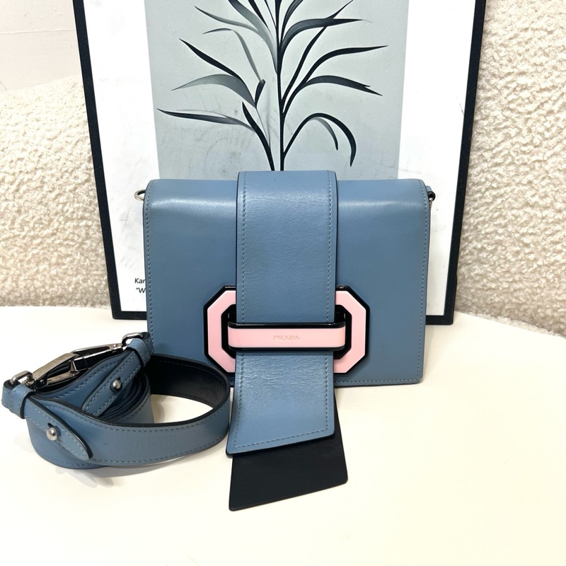 PRADA /普拉達 Ribbon系列牛皮舌頭包 經典粉藍 經典百搭 帶肩帶 手提包 單肩包 斜挎包-0