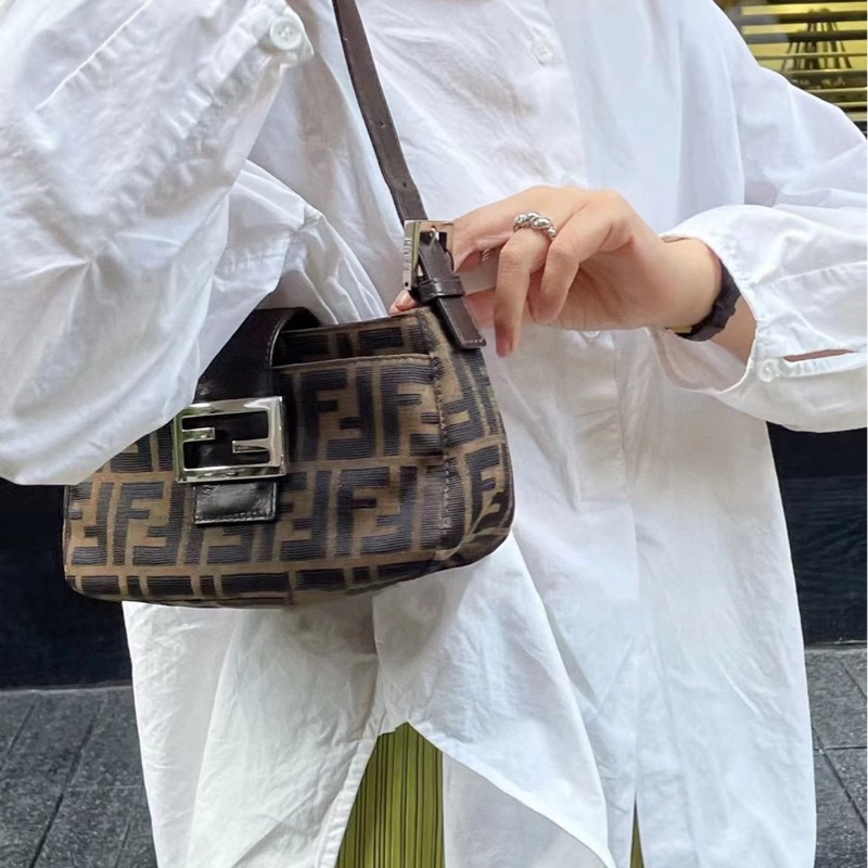 「JL精品代購」9新 Fendi老花mini平口迷你小胖法棍腋下包-2