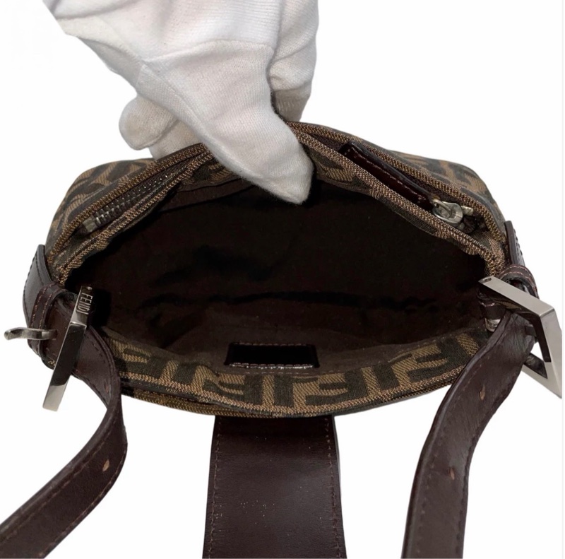 「JL精品代購」9新 Fendi老花mini平口迷你小胖法棍腋下包-12