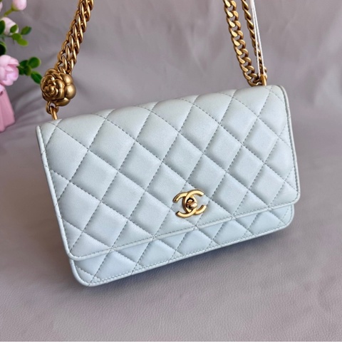 ✨全網最低價 ！Chanel WOC 19cm 淡藍色 羊皮 山茶花金扣 鏈條包 芯片款