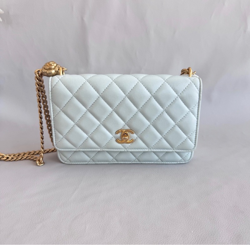 ✨全網最低價 !Chanel WOC 19cm 淡藍色 羊皮 山茶花金扣 鏈條包 芯片款-1