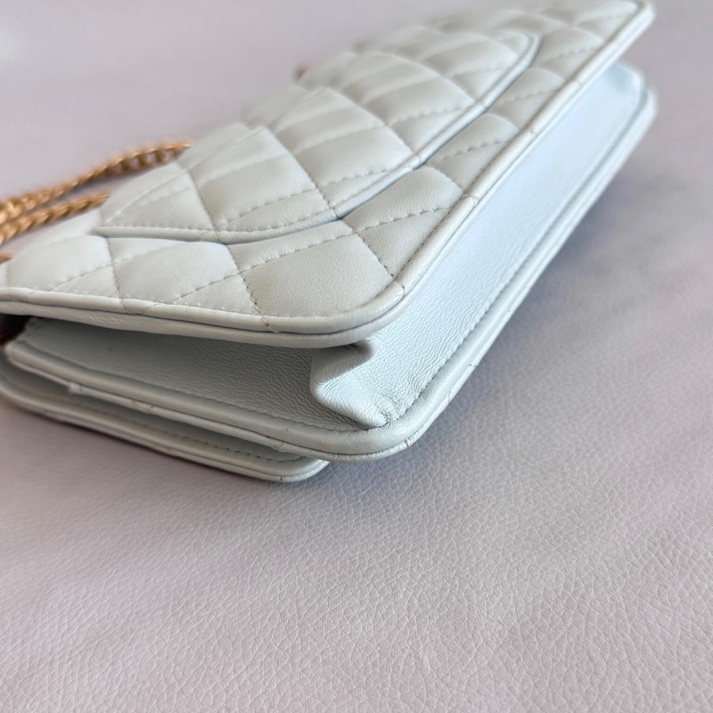 ✨全網最低價 !Chanel WOC 19cm 淡藍色 羊皮 山茶花金扣 鏈條包 芯片款-4