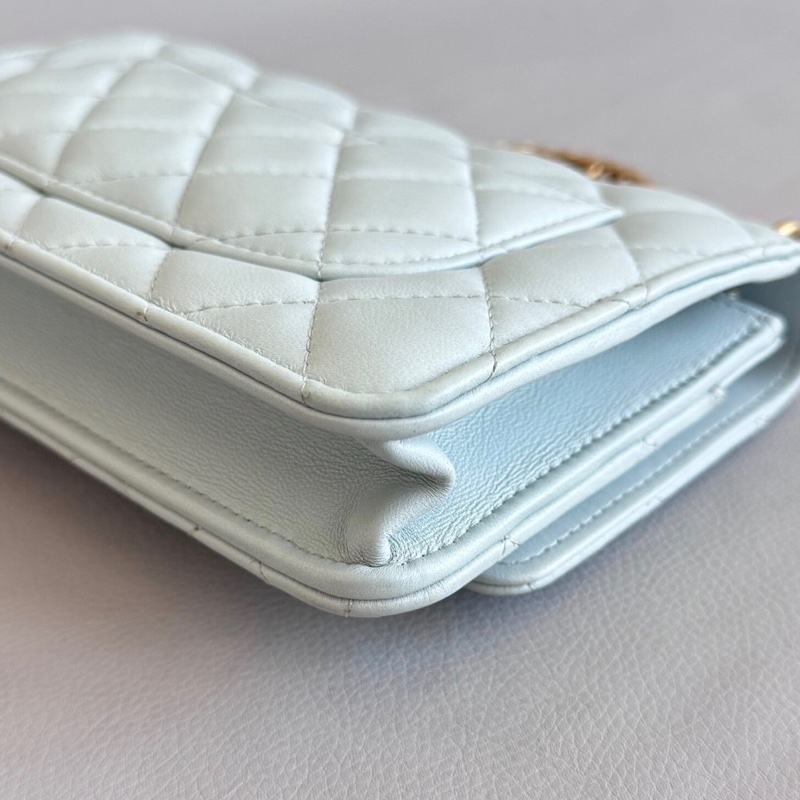 ✨全網最低價 !Chanel WOC 19cm 淡藍色 羊皮 山茶花金扣 鏈條包 芯片款-5